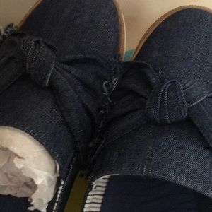 Denim Baretraps size 7M New in box